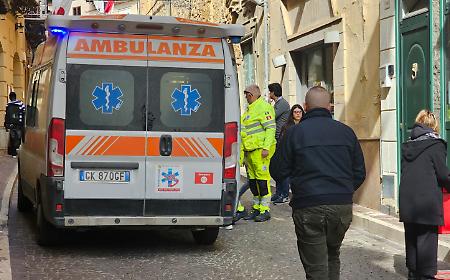 Il "salotto buono" diventa una trappola: buche e sangue in via Atenea, commercianti infuriati