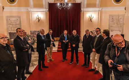 L'anima di Agrigento in uno scatto: la Settimana Santa di Giuseppe Greco nel foyer del Pirandello