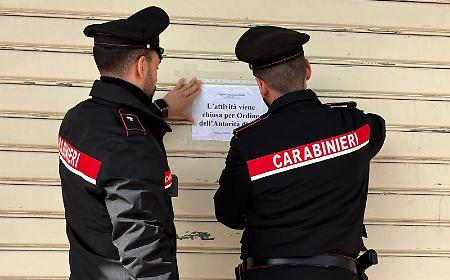 Quei "piatti al veleno" in pieno centro: sequestrati 28 kg di cibo avariato e locale chiuso