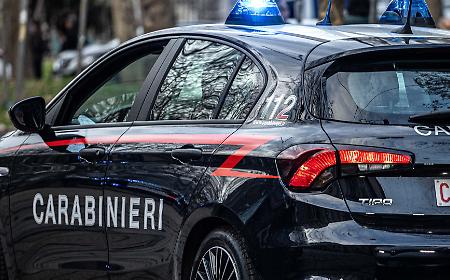 Follia in pieno centro: rapina un minore e minaccia di lanciarsi dal tetto, arrestato