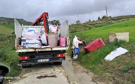 Strade trasformate in discariche: rimosse 235 tonnellate di rifiuti, allarme amianto sulle provinciali