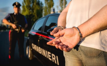 Finto carabiniere aggredisce una pensionata per rubarle l'oro: arrestato in flagrante
