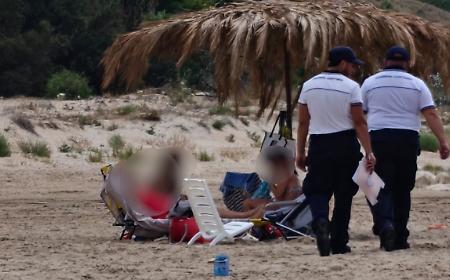 Ombrelloni in paglia fissati sul bagnasciuga a Porto Palo: scatta il sequestro per occupazione abusiva