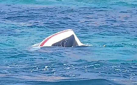 Barca si ribalta a 300 metri dalla riva: bagnini eroi e Guardia Costiera salvano 6 persone