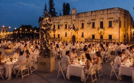 Cena in bianco nella piazza del Gattopardo, solidariet&agrave; per gli animali dell&rsquo;Oasi Ohana