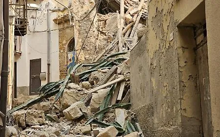 Agrigento, sfiorata la tragedia nel centro storico: crolla una palazzina in via Saponara