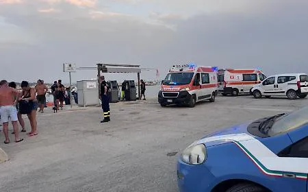 Sciacca, rogo devasta la costa: 118 bloccato, la Guardia Costiera salva decine di intossicati via mare