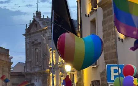 Agrigento, il primo Pride: centinaia di persone in corteo nel centro della citt&agrave;