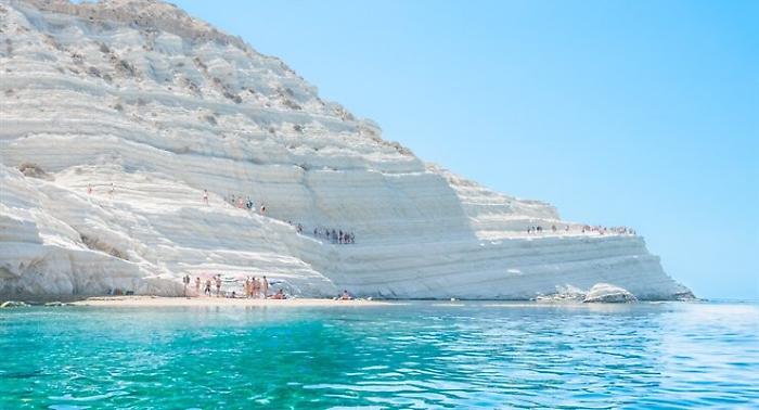 Turista vicentino annega mentre fa il bagno alla Scala dei Turchi