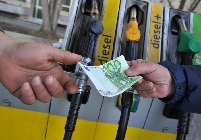 Auto,  stangata sul diesel: da gennaio stesse accise della benzina