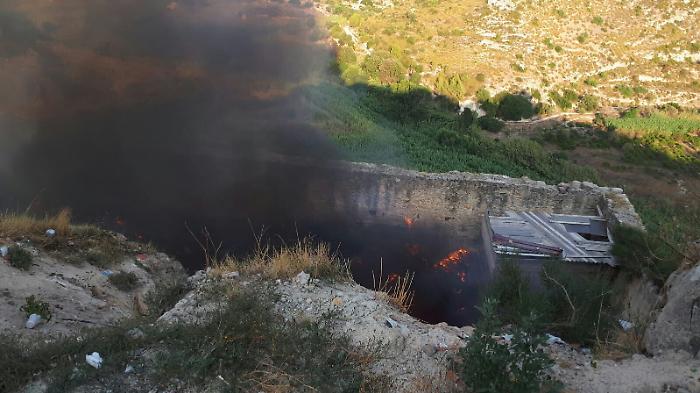 Caltagirone, brucia tubi di plastica in campagna. Fermato e denunciato dai carabinieri