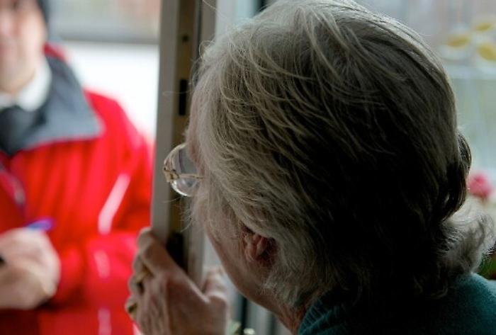 Truffe ad anziani, dal finto incidente al falso mago: ecco come difendersi