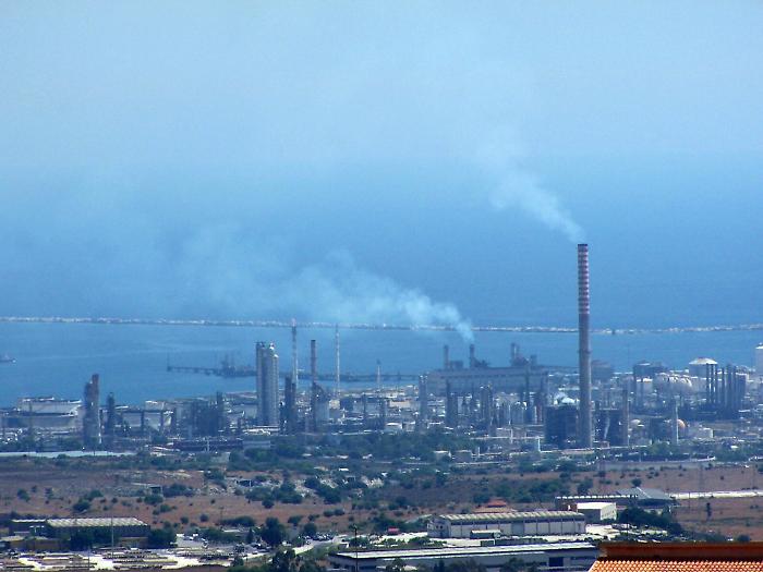 Impianti chimici, raffinerie, amianto e discariche: Augusta-Priolo-Melilli &egrave; il "triangolo" dei fuochi