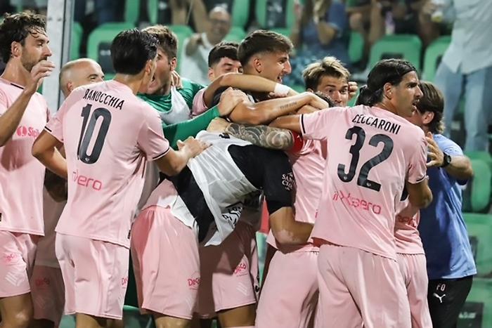 palermo esultanza della squadra rosanero