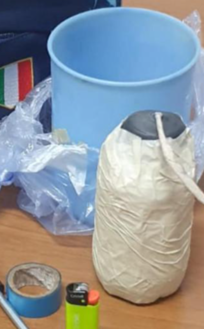 In sella alla bici elettrica rubata con una bomba artigianale da 500 grammi: arrestato un 29enne