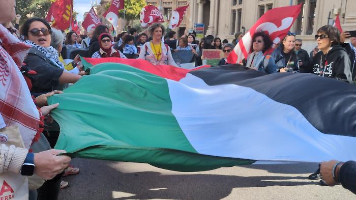 Messina, i manifestanti appendo la bandiera della Palestina sul Municipio