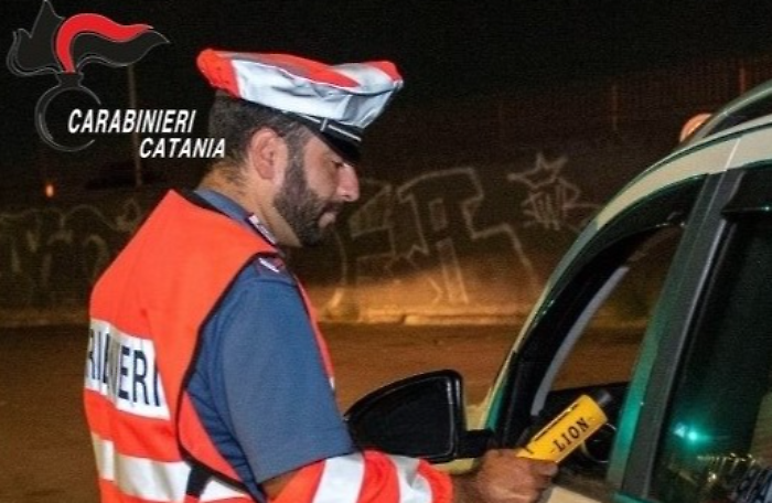 Al volante ubriaco all'alba: neopatentato fermato dai carabinieri a Gravina di Catania 