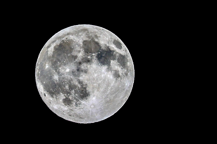 Le straordinarie immagini della prima superluna del 2025: presto ce ne saranno altre due, ecco quando