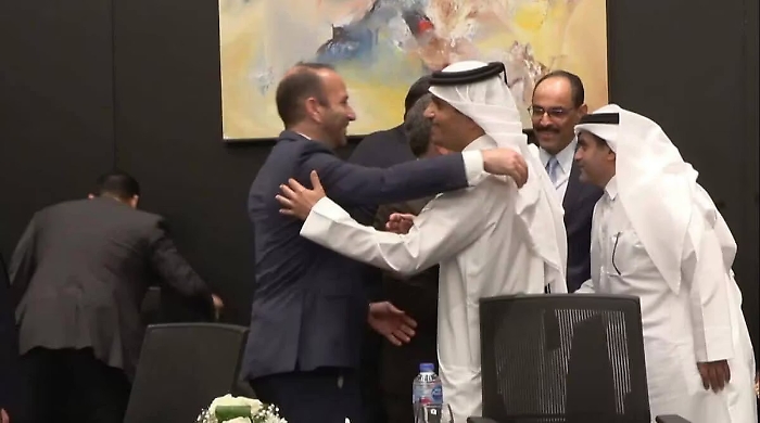 L'abbraccio liberatorio dei negoziatori e le celebrazioni a Gaza e in Israele dopo l'annuncio