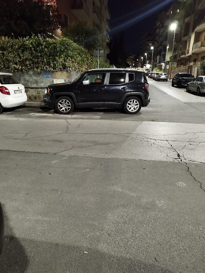 Parcheggio incivile e pericoloso. Catania, via dei Miti angolo via Proserpina
