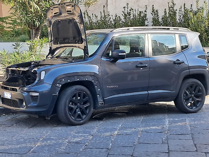 Catania, tra riqualificazione e incuria: auto cannibalizzata davanti alla nuova Piazza Santa Marta