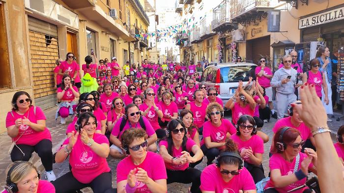 "Onde rosa" è stata organizzata nella Giornata mondiale del tumore della mammella