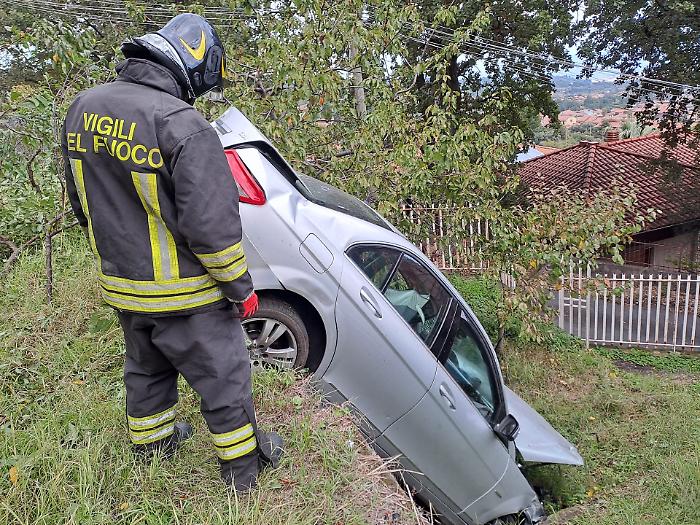 Zafferana: un'auto sbanda, sfonda un muro e finisce in una scarpata