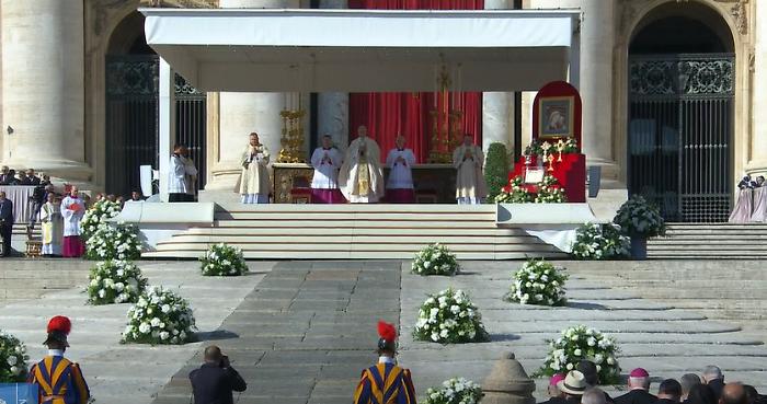 Papa Leone canonizza sette nuovi santi in piazza San Pietro: tre sono italiani, Mattarella accanto a Fontana