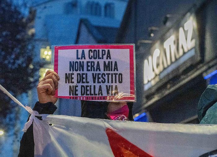 La sentenza shock di Macerata, assolto un giovane accusato di stupro su una minore: «Lei non era vergine, sapeva a cosa andava incontro»