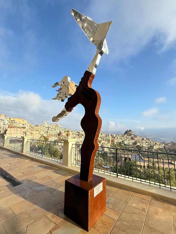 Recuperato il Belvedere Miceli con sculture e vasi di ceramica