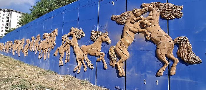 La "Porta dei sogni" a Librino: la creazione partecipata di Antonio Presti che trasforma i muri in speranza