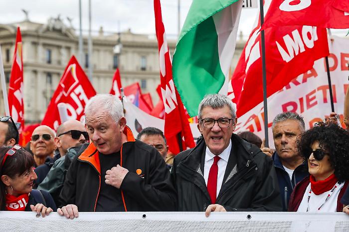 «Siamo 200mila»: la manifestazione  Cgil a Roma. Landini: «Chi demonizza le piazze ha paura della democrazia»