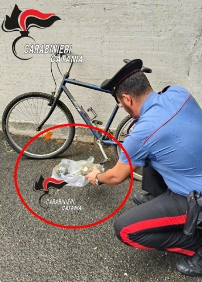 Pusher girava in bici a San Giovanni Galermo: arrestato con 500 grammi di marijuana