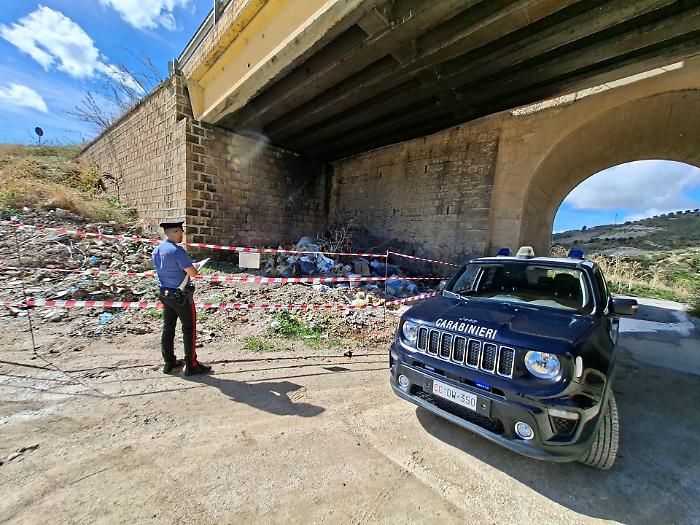Abbandonano rifiuti in un’area pubblica: denunciate due persone