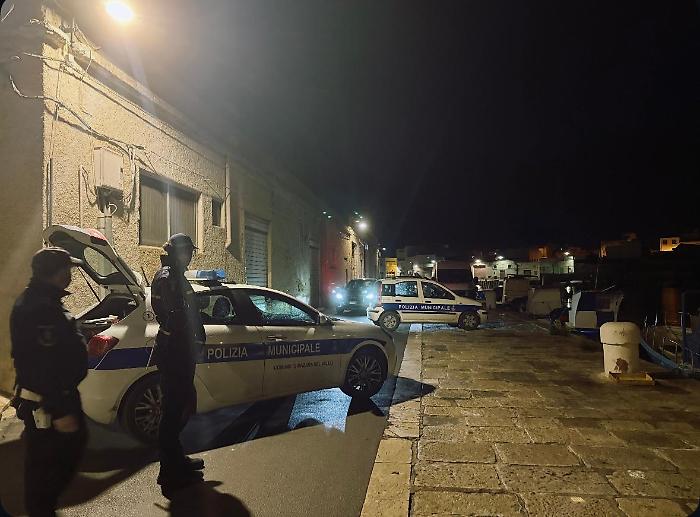 Blitz della Polizia municipale a Mazara del Vallo: checkpoint in Piazzetta dello Scalo e sanzioni per mezzi ittici irregolari