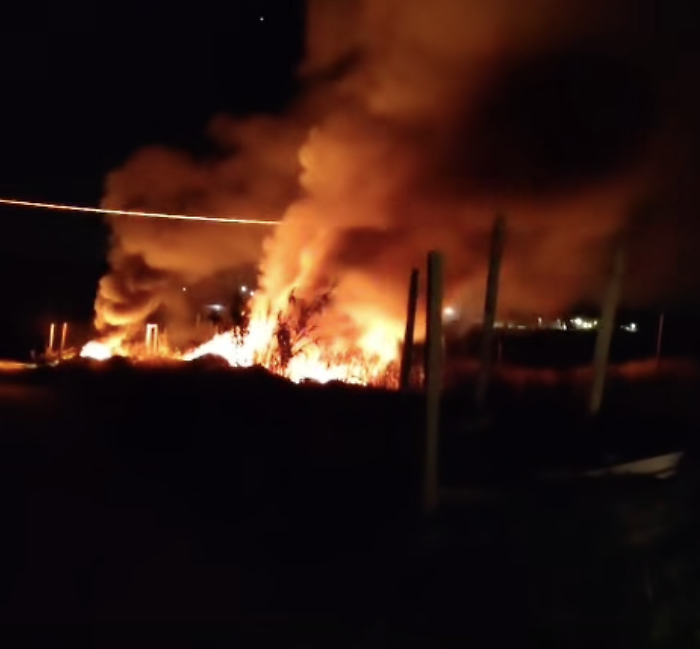 Marina di Acate, un bagliore nel buio e la fumarola torna a bruciare