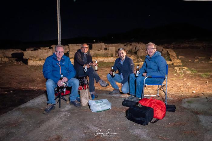 Fotoamatori collocano fari sul sito di Sofiana, per coglierne bellezza e sfumature con i loro scatti