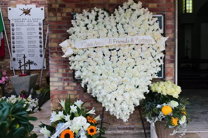 I funerali a Bellaria Igea Marina di Evan Oscar Delogu: centinaia di persone, cuore di rose bianche e rito ortodosso