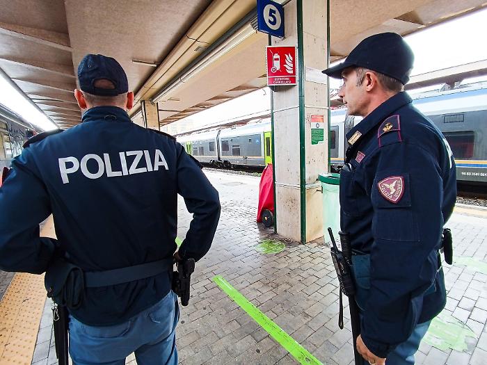Dimentica uno zaino con Rolex e gioielli, la Polfer ritrova e restituisce tutto