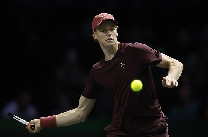 Sinner a una vittoria dal ritorno in testa al ranking: il 6/0 6/1 a Zverev vale la finale a Parigi 