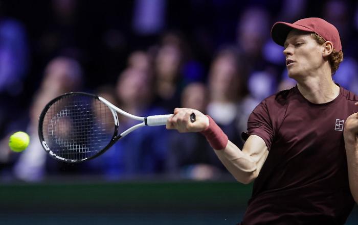 Jannik Sinner vince i Masters di Parigi contro il canadese Felix Auger-Aliassime: è di nuovo il tennista numero 1 al mondo