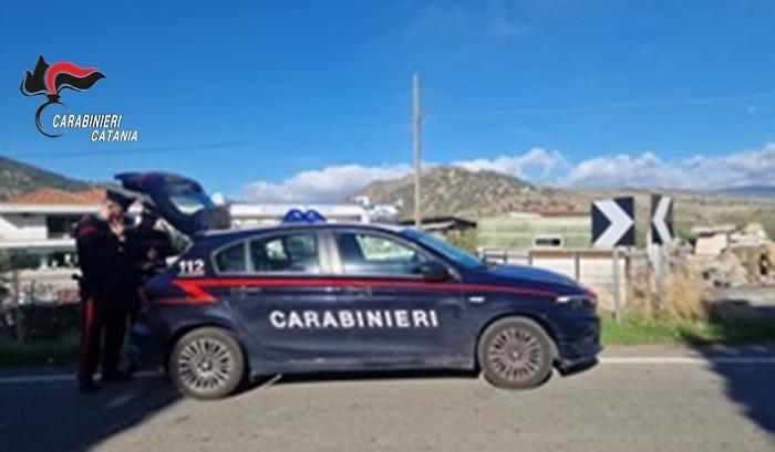 Carabinieri a Bronte bloccano trasporto di bestiame: rimorchio non omologato e vitello non tracciato