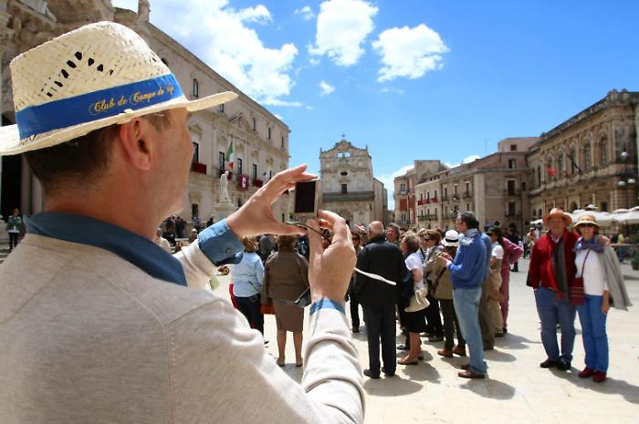 «Soldi del turismo per pagare i vigili»: scoppia la polemica