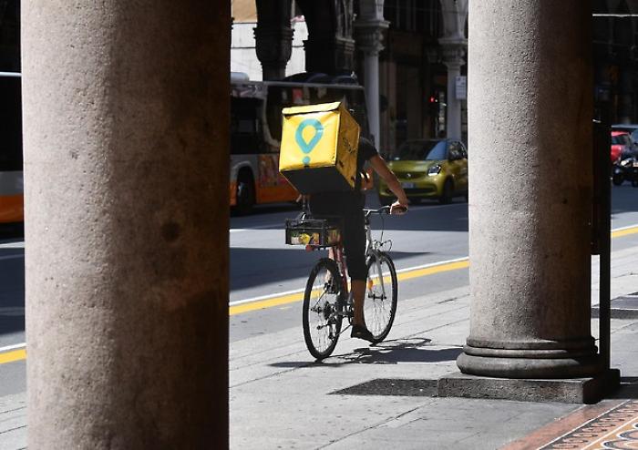 I rider simbolo della nuova precarietà urbana: scendono in piazza per rivendicare i diritti 