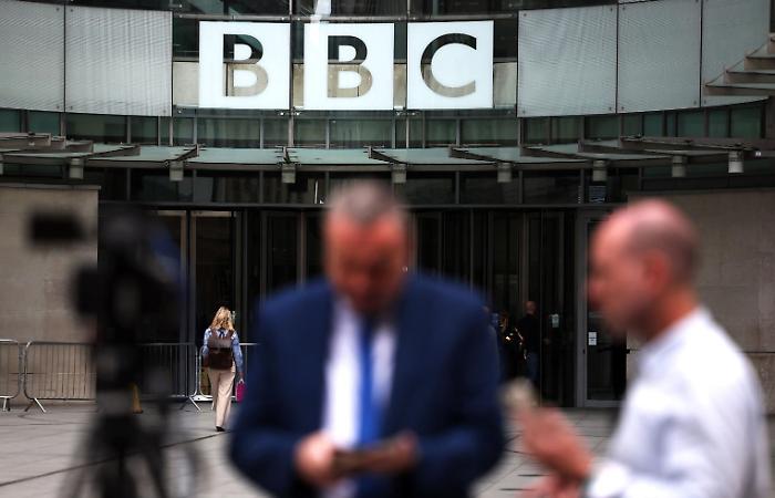 La Bbc nel caos: si dimettono il direttore generale e la Ceo per aver alterato al discorso di Trump in un servizio