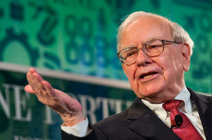 Il 95enne Warren Buffett si avvia alla "pensione" dalla sua Berkshire Hathaway