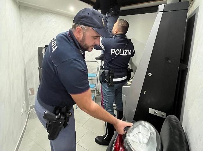 Nel sottotetto dell'autonoleggio di San Cristoforo a Catania un deposito di "pezzi" di auto