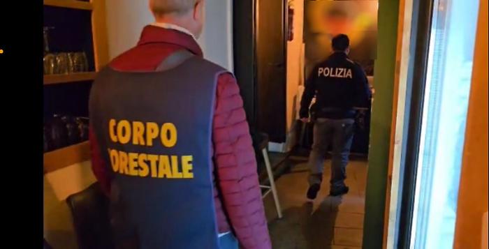 Controlli interforze ad Adrano: sequestrati 22 chili di alimenti a un ristorante, multe per quasi 40mila euro e sospensione per lavoro in nero