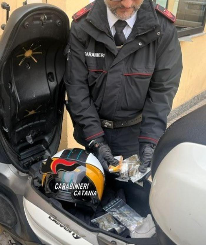 Su uno scooter rubato e con la marijuana nel marsupio, un uomo fermato dai carabinieri