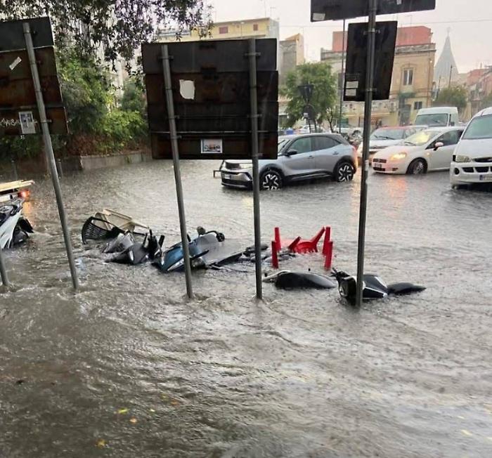 Allagamenti a piazza Euripide, il Comune: «Non responsabilità della riqualificazione»